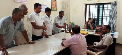 ಪೋಟೋ 1 * 2 : ದಾಬಸ್‌ಪೇಟೆ ಪಟ್ಟಣದಲ್ಲಿರುವ ವಿಶೇಷ ಭೂಸ್ವಾಧೀನಾಧಿಕಾರಿಗಳ ಕಚೇರಿಯಲ್ಲಿ ರೈತರ ಹಾಗೂ ವಿಶೇಷ ಭೂಸ್ವಾಧೀನಾಧಿಕಾರಿಗಳ ನಡುವೆ ಮಾತಿನ ಚಕಮಕಿ ನಡೆಯಿತು. | Kannada Prabha